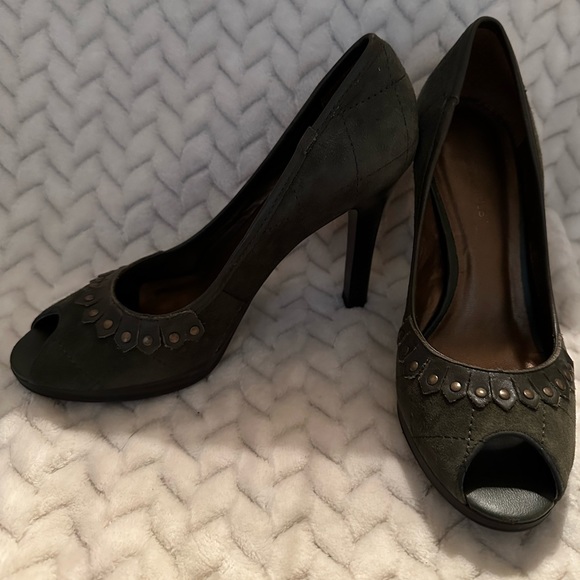 BCBGIRLS Army Green Suede with Pewter details Peep Toe Heels - Size: 6 - Picture 6 of 8